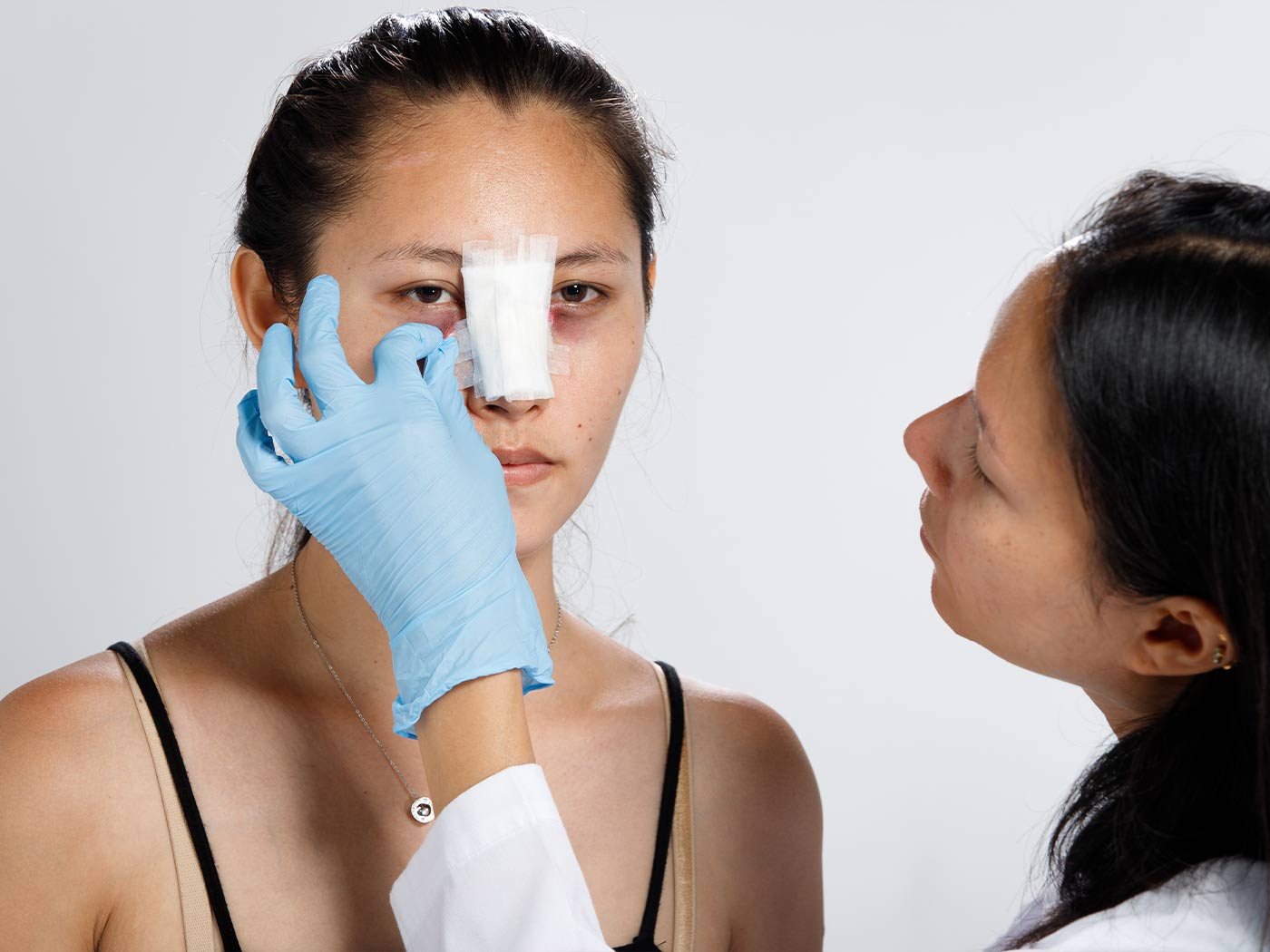 Plastic surgery | Removal of the packing after nose surgery